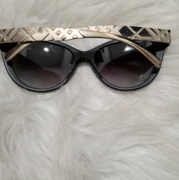 Burberry Sunglasses - Picture 7 of 11